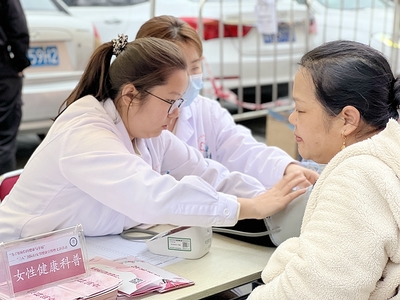 龙岗六院开展“三八”节女性专场健康宣传活动，为女性健康保驾护航